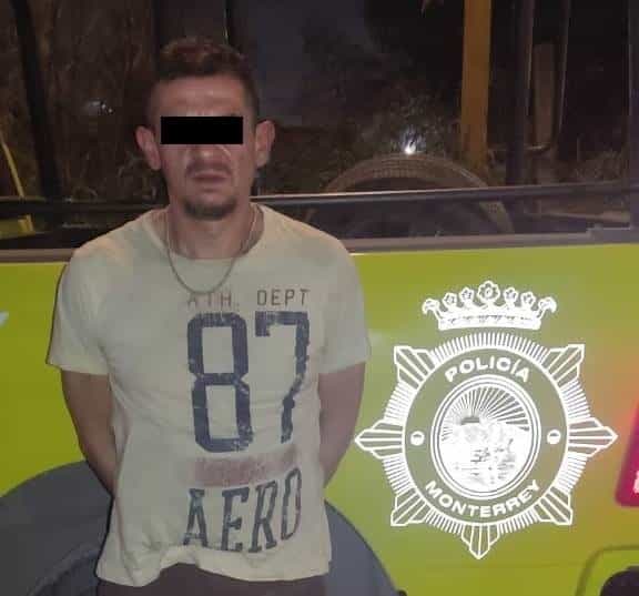 Luego de que tratara de huir en la motocicleta que conducía, un hombre fue detenido por oficiales de la Policía de Monterrey, por la posesión de un arma de fuego, la noche domingo en la Colonia Benito Juárez.