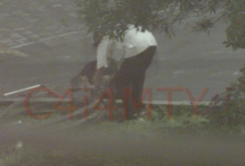 Dos hombres que sustraían cableado subterráneo de telefonía, fueron arrestados por elementos de la Policía de Monterrey tras captados por cámaras de seguridad en la Colonia Industrial.