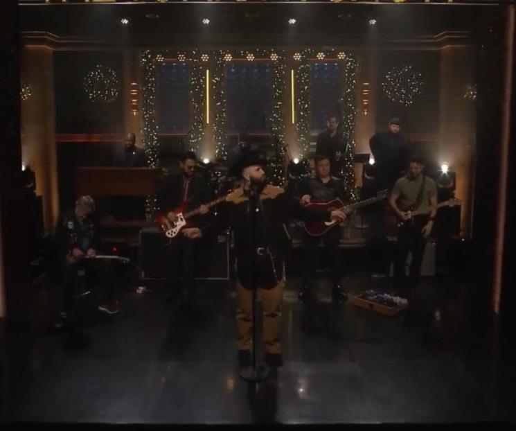 Se presenta Carín León en The Tonight Show de Jimmy Fallon