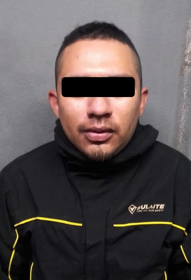 En portación de un arma de fuego y 11 bolsitas con cristal, fue detenido un motociclista por policías de la Guardia de Proximidad de Apodaca.
