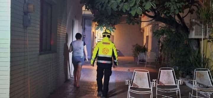 Un gato atorado entre dos paredes, fue rescatado la madrugada de ayer por elementos de Protección Civil del Estado en el centro de Monterrey.