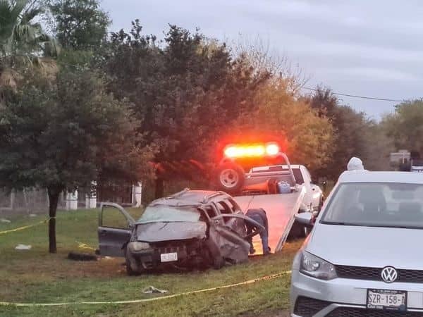 Una persona sin vida y otra lesionada, dejó la volcadura de una camioneta que presuntamente se desplazaba a exceso de velocidad, la madrugada de ayer en el municipio de Montemorelos.