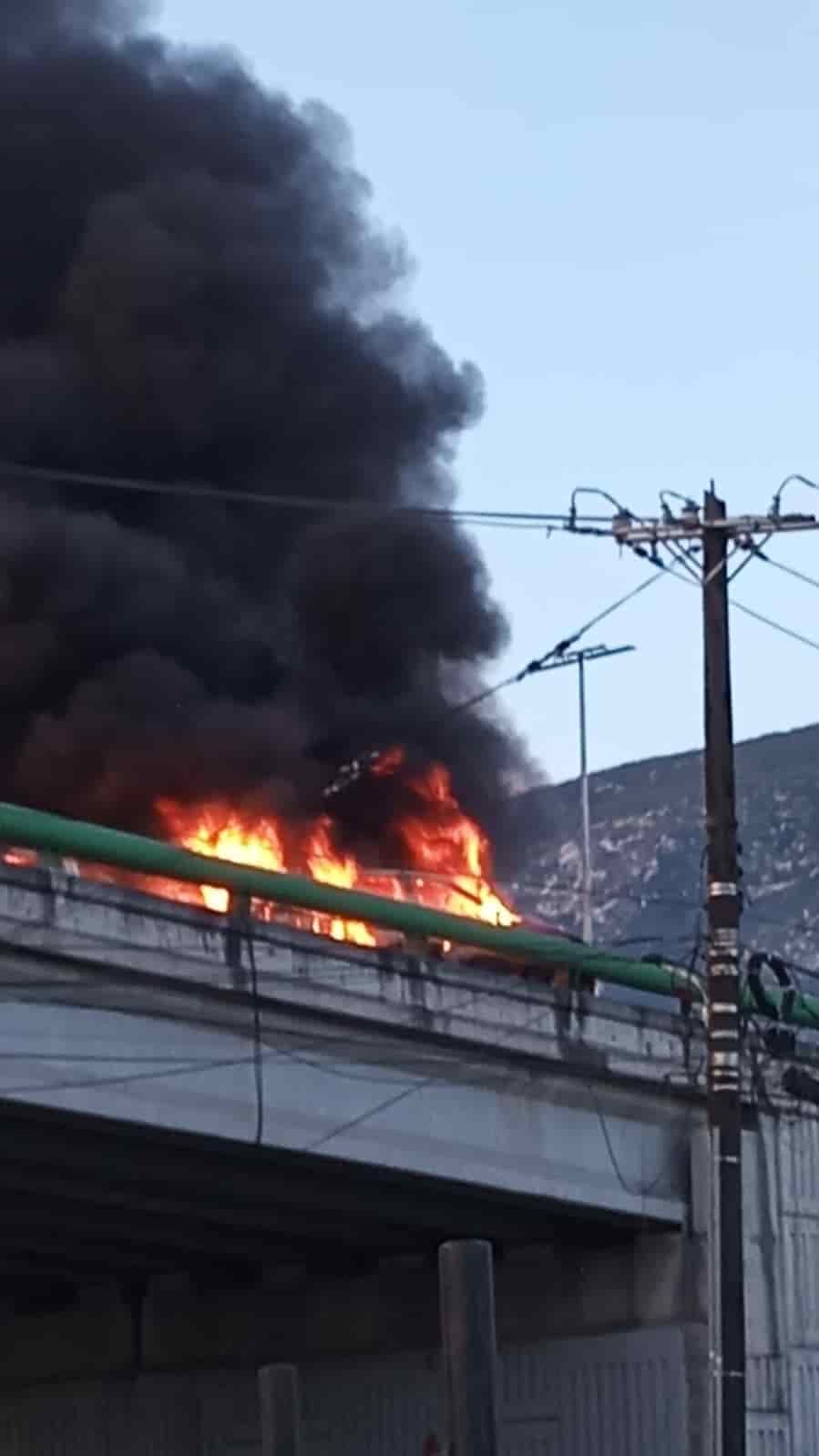 El choque por alcance e incendio de dos vehículos movilizó ayer a elementos de Bomberos de Nuevo León y personal de Protección Civil del Estado, en la Avenida Sendero Divisorio y De La Aurora, municipio de Escobedo.