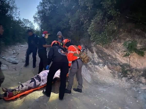 Un menor de 14 años que se accidentó al caer de su bicicleta en el Cerro de la Silla, fue rescatado el lunes por elementos de Protección civil de Guadalupe y del Estado.