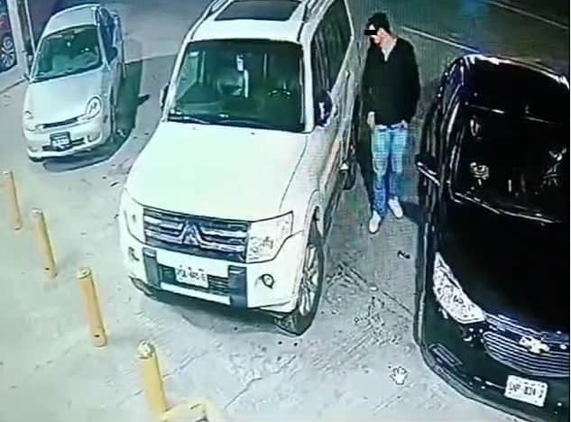 Tres hombres fueron detenidos por oficiales de la Policía de Monterrey tras una persecución, ayer en la Colonia Nueva Morelos, luego de que les encontraron hierba verde con las características a la mariguana, además son investigados por robos tipo cristalazo.