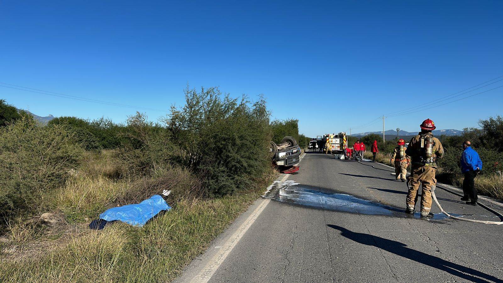 Un elemento, cofundador de Fuerza Civil, falleció y otro resulto lesionado, luego de volcarse la pipa carga con 3 mil litros de turbosina en que viajaban, ayer en la Carretera a Colombia, municipio de Villaldama, al norte de Nuevo León.