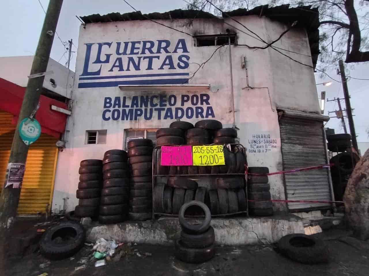 Al menos 60 llantas resultaron afectadas al registrarse un incendio en una llantera y vulcanizadora, ayer en la Colonia San Francisco de Asís, al poniente del municipio de Monterrey.