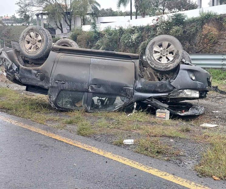 Vuelca camioneta en la Nacional