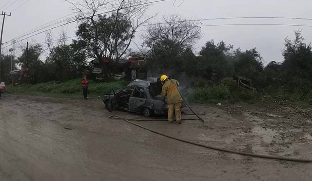 Tras un incendio presuntamente provocado por delincuentes, de nueva cuenta se incendió el corralón de Garage y Talleres en el municipio de El Carmen, lo que movilizó ayer a elementos de Bomberos de Nuevo León y Protección Civil del Estado y municipales.