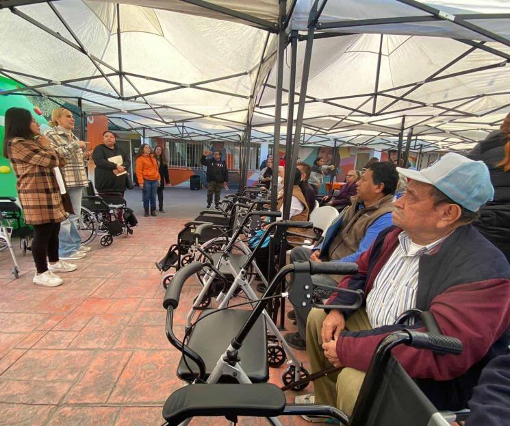 Entrega el DIF de Santa aparatos de movilidad