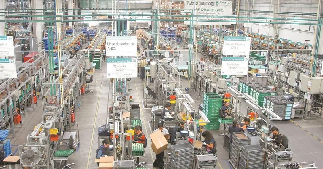 Empleo manufacturero vuelve a retroceder en octubre: Inegi
