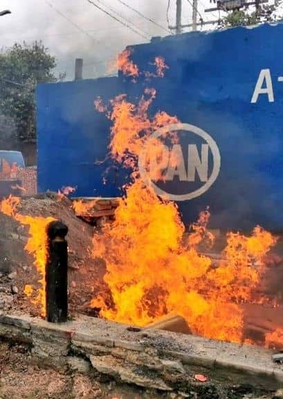 Un trabajador lesionado dejó una explosión e incendio en las obras de remodelación de la Avenida Vasconcelos, ayer en la zona centro de San Pedro, al momento de estar trabajando con una tubería de gas.