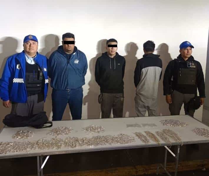 Antes de poder huir con al menos 700 mil pesos en joyería de un negocio, dos adultos y un menor fueron detenidos la madrugada de ayer por elementos de la Policía de Monterrey en el centro de la ciudad, tras activar la alarma del establecimiento.