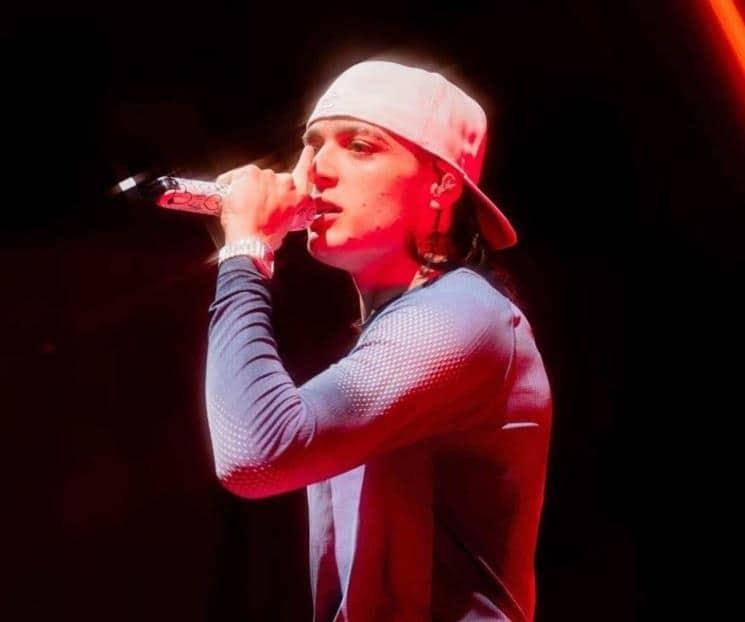 Peso Pluma es criticado por destrozar pantalla en concierto