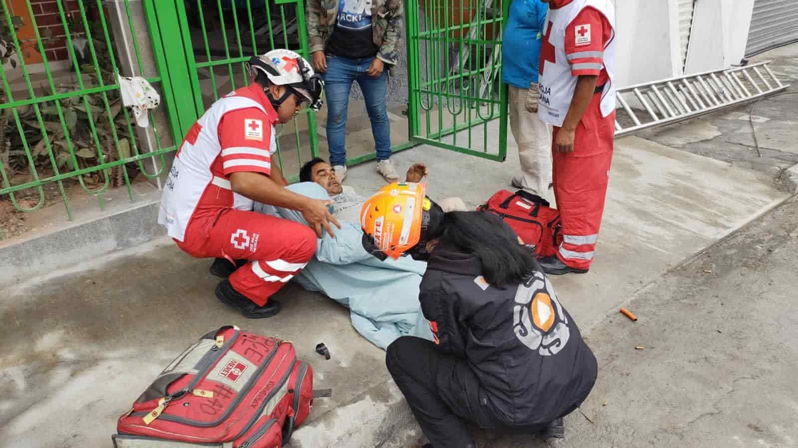 Con diversas quemaduras resultó un hombre tras sufrir una descarga eléctrica al estar realizando trabajos de soldadura y caer de un primer piso, ayer en la Colonia Independencia.