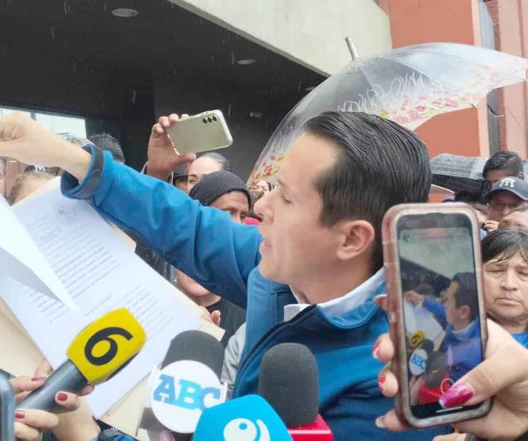 Exigen se cumpla de inmediato la resolución