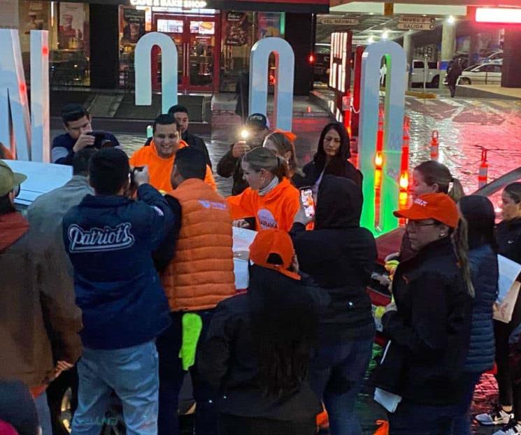 Inicia Mariana su precampaña pegando calcas bajo la lluvia