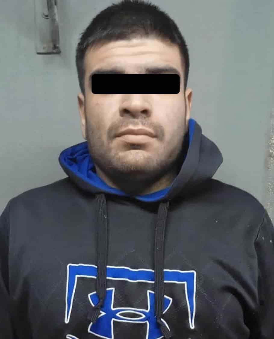 Tres hombres fueron detenidos por policías de la Guardia de Proximidad de Apodaca, después de revisarlos y encontrarles a cada uno dosis de drogas y a uno, además, una pistola, cuando los sorprendieron discutiendo agresivamente en la calle.
