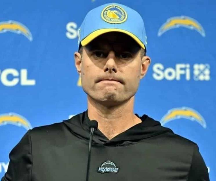 Cesan Chargers de la NFL a coach y directivo tras paliza ante Raider