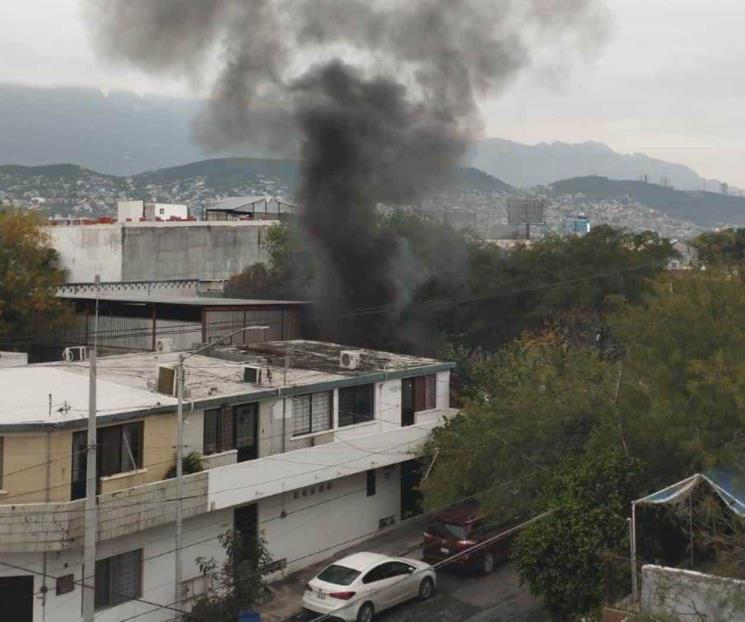 Arde bodega de muebles al sur de Monterrey
