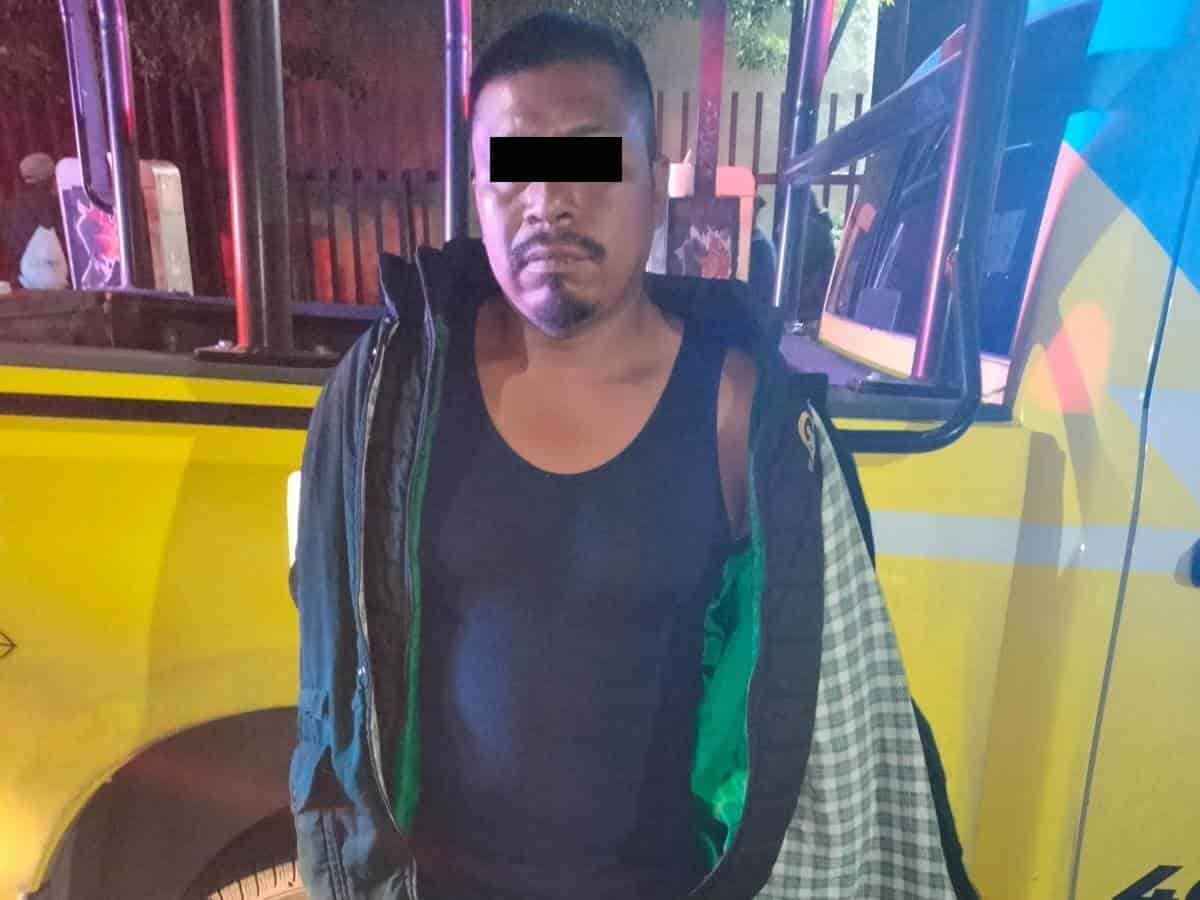 Tras ver a la esposa de un conocidocon el que tiene viejas rencillas, un hombre comenzó a golpearla sin importar que estuviera con una amiga, por lo que fue detenido, en el centro de Monterrey.