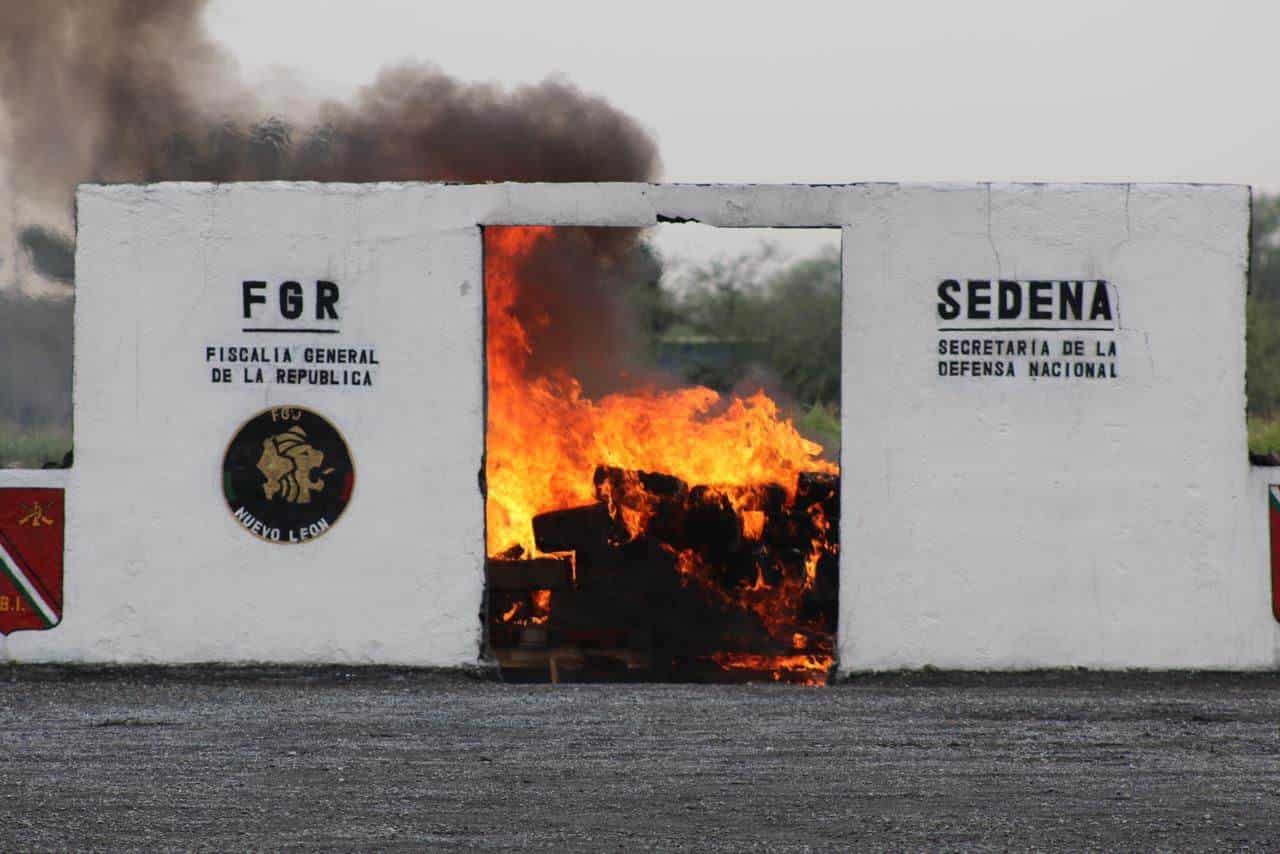 Más de 255 kilos de droga decomisada por la Fiscalía General de la República (FGR), a través de su Delegación Estatal en Nuevo León, en coordinación con la Secretaría de la Defensa Nacional (SEDENA), fue incinerada ayer en las instalaciones del VII Campo Militar, este viernes en Apodaca.