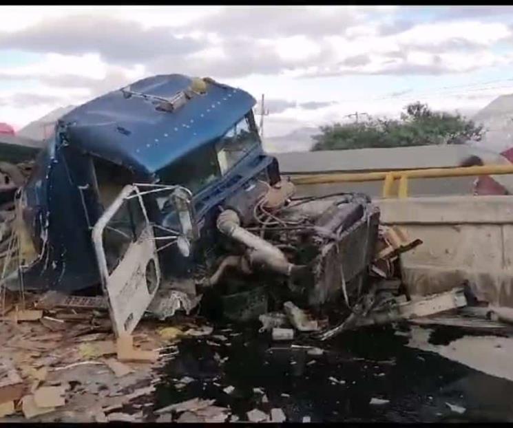 Accidente de tráiler deja 2 heridos en el Libramiento