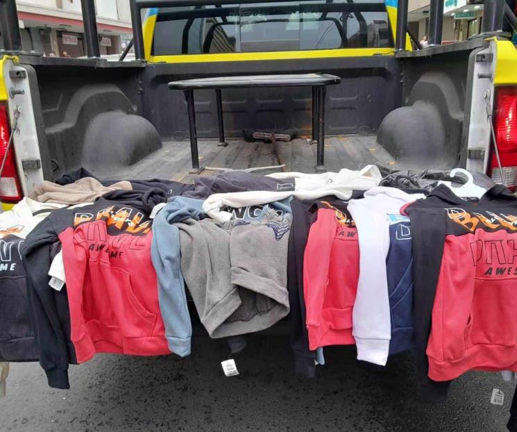 Robar ropa y los detienen