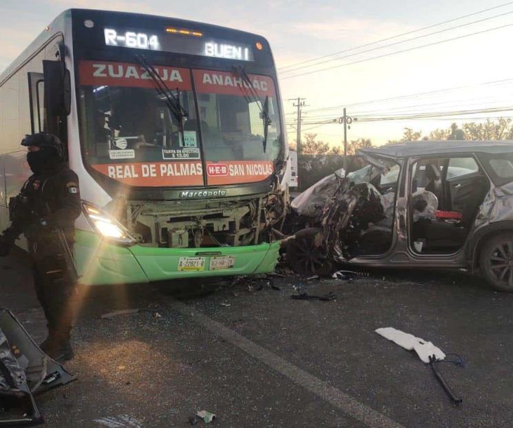 Accidente en Ciénega de Flores deja más de 10 heridos
