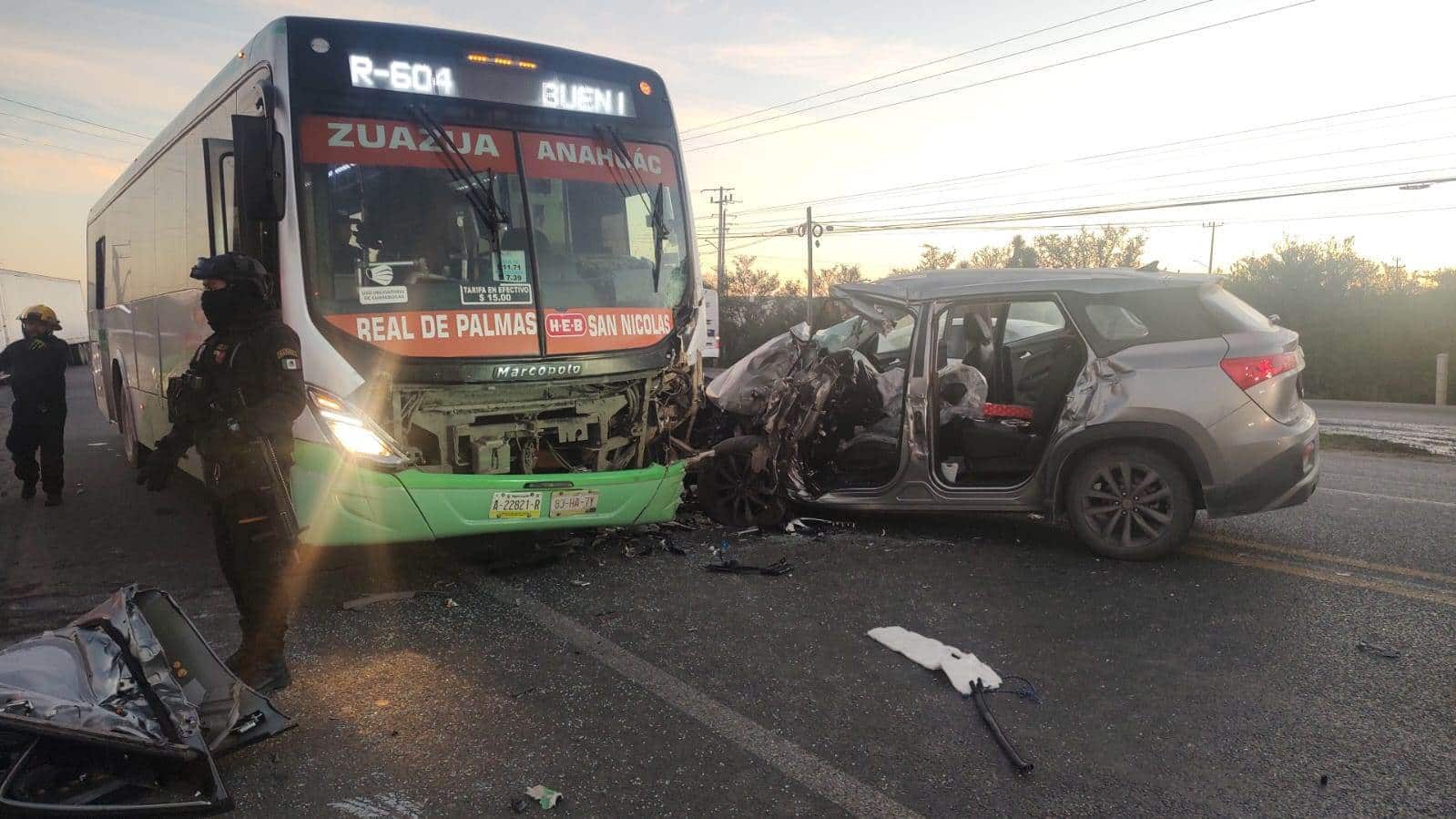 Más de 10 lesionados, uno de ellos prensado, dejó un choque frontal entre un transporte urbano de la Ruta 604 y una camioneta, ayer en la Carretera a Laredo kilómetro 26, en el municipio de Ciénega de Flores.