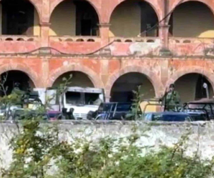 Se colaron a posada, los corrieron, y luego regresaron con armas