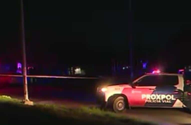 El conductor de una camioneta falleció luego de estrellarse contra una luminaria, esta madrugada en el municipio de Escobedo, aunque se presume que pudo haber sido baleado, ya que al momento del accidente se escucharon detonaciones de arma de fuego y se encontraron algunos casquillos.