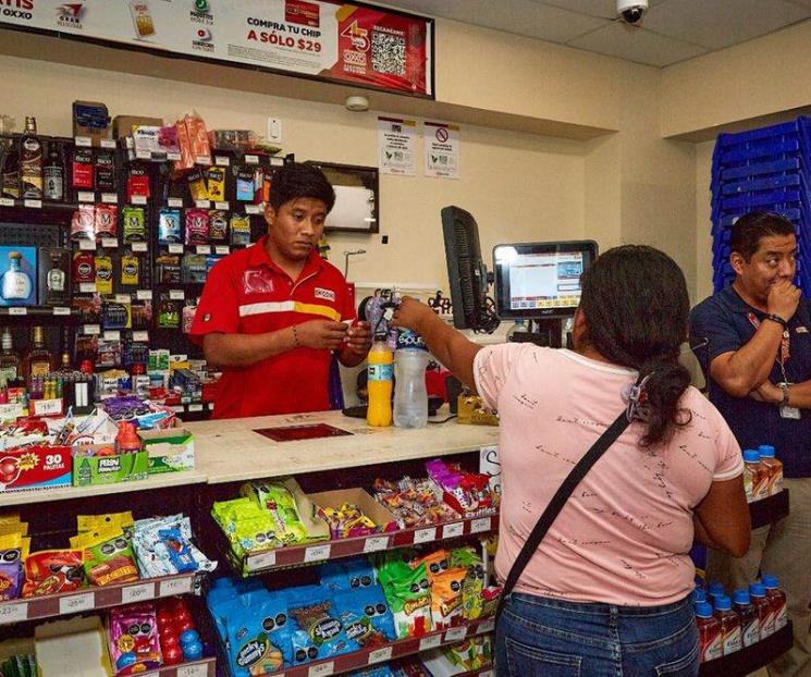 Tras Otis, Oxxo reabre tiendas en Acapulco