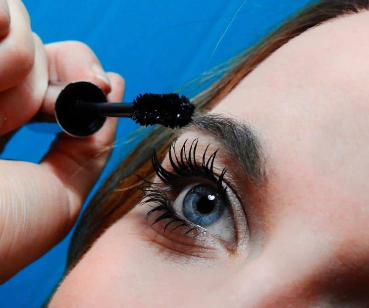 Cómo desmaquillarte las pestañas sin tirarlas