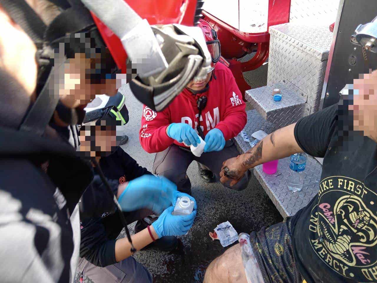 Con un golpe en la cabeza y síntomas de intoxicación resultó un hombre al intentar salir de su casa que se incendiaba, donde finalmente lo rescataron elementos de Bomberos de Nuevo León, ayer en la Colonia Talleres, municipio de Monterrey.