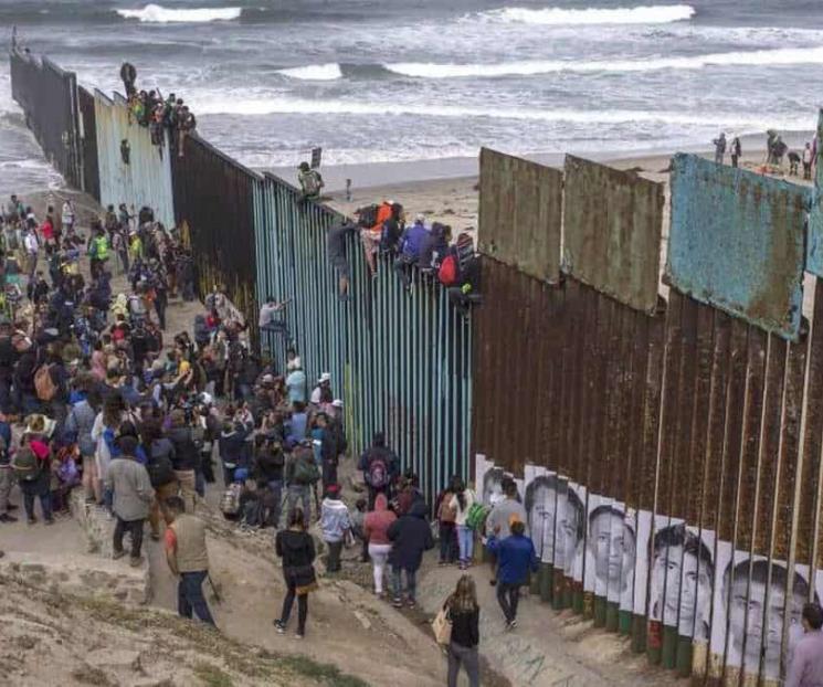 Greg Abbott firma controvertida ley para detener migrantes Greg Abbott firma controvertida ley para detener migrantes