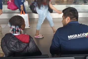 Encuentran ni&ntilde;o de Guinea abandonado en Aeropuerto de Colombia
