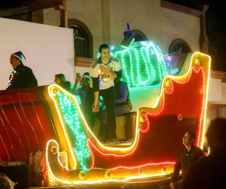 Disfrutan en Pesquería de los desfiles navideños