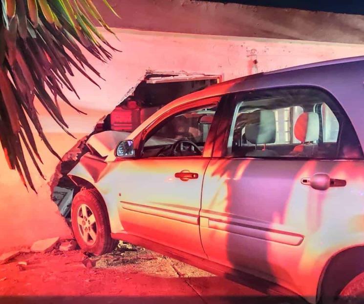 Confunde pedales y se estrella con casa en San Nicolás