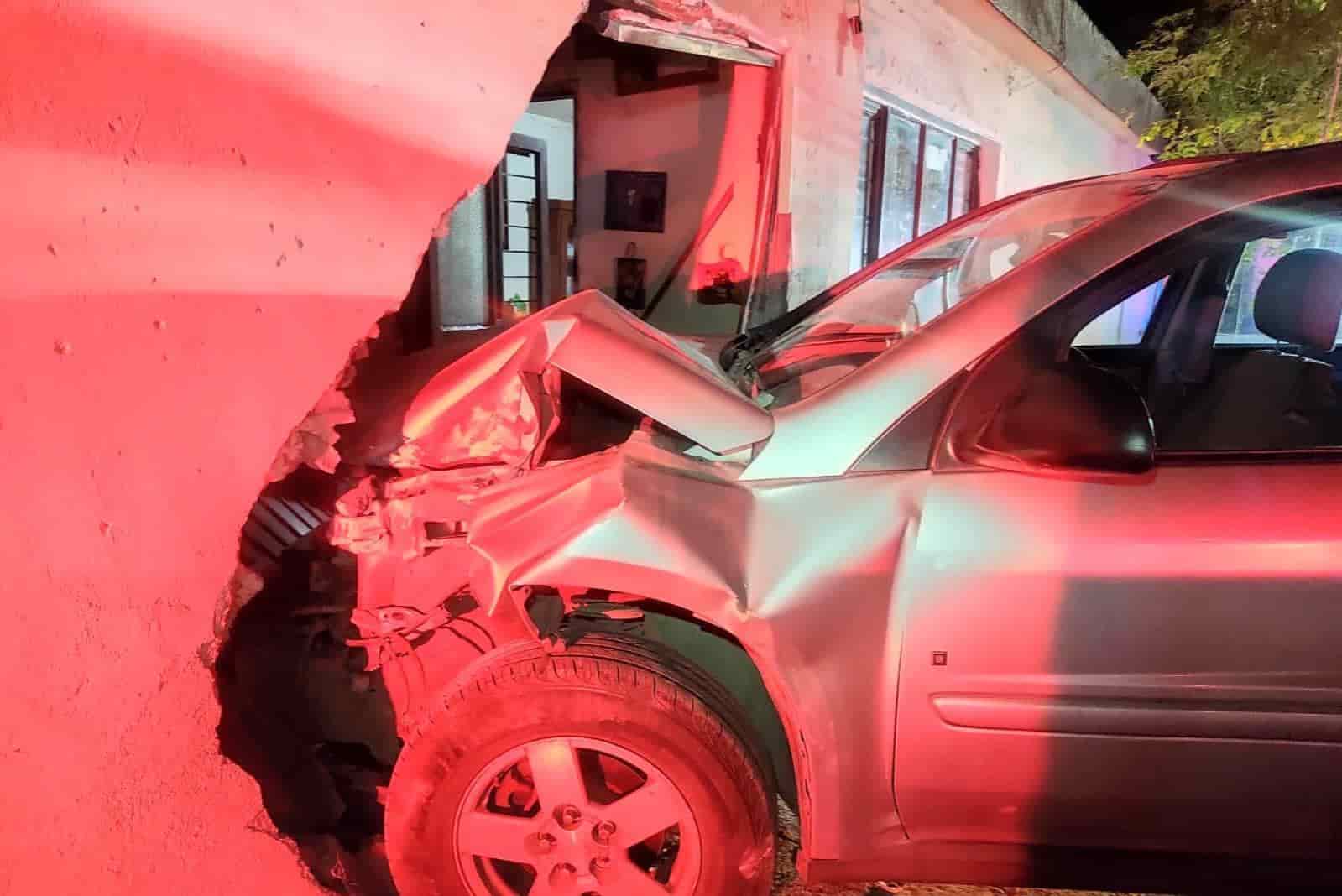 Luego de confundir los pedales de su auto, un conductor en aparente estado de ebriedad, se estrelló contra un domicilio donde derribó una pared e ingresó al área de la sala, sin que se reportaran lesionados, en el municipio de San Nicolás de los Garza.