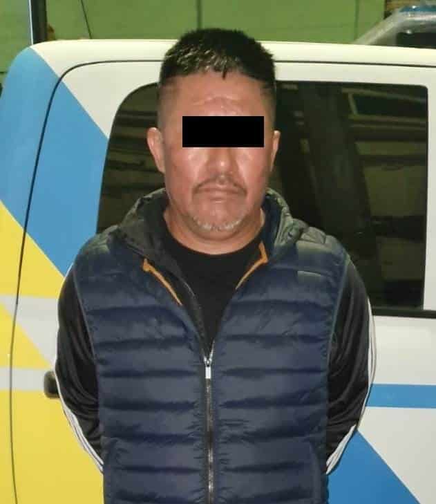 Cuando circulaba a bordo de una motocicleta sin placas de circulación, un hombre fue detenido por oficiales de la Policía de Monterrey, luego que presuntamente le encontraron entre su ropa 16 envoltorios con una sustancia sólida con las características a la droga tipo cristal, la madrugada de ayer en el centro de la ciudad.