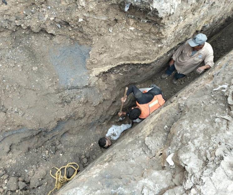 Rescatan a trabajador de zanja