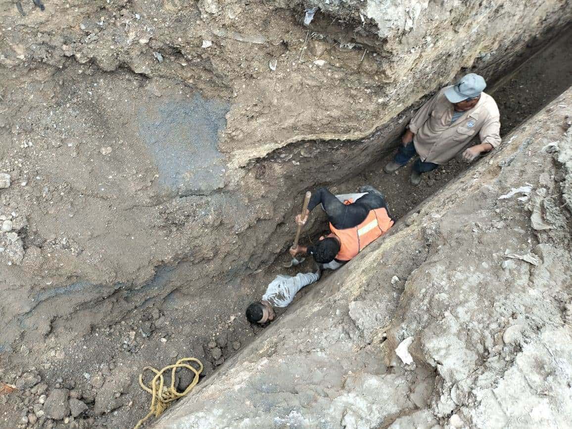 Un trabajador de las obras del Distribuidor Vial Triángulo Norte, fue rescatado de una zanja en la que quedó semi sepultado, ayer en el municipio de Escobedo.