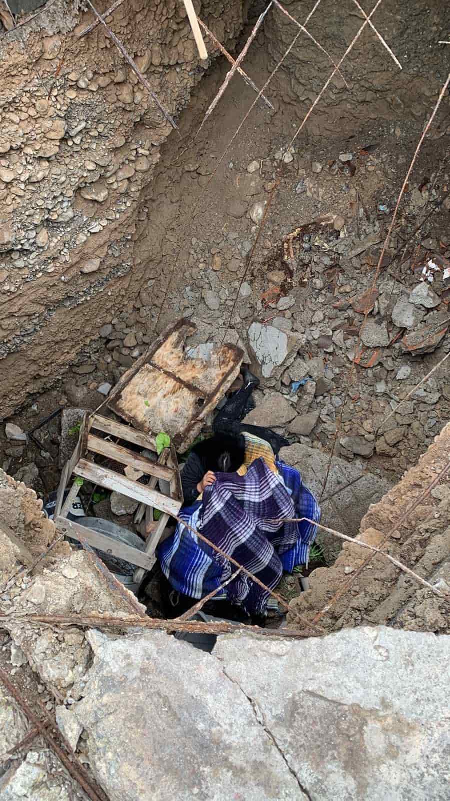 Tres mujeres que cayeron a una fosa en el municipio de Hidalgo fueron rescatadas por elementos de Protección Civil del Estado.