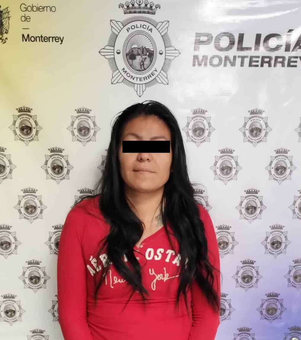 Una mujer originaria de California, fue detenida por oficiales de la Policía de Monterrey, luego de que presuntamente robara ropa de una tienda departamental, y se confirmara que tiene una orden de aprehensión vigente por el mismo delito.
