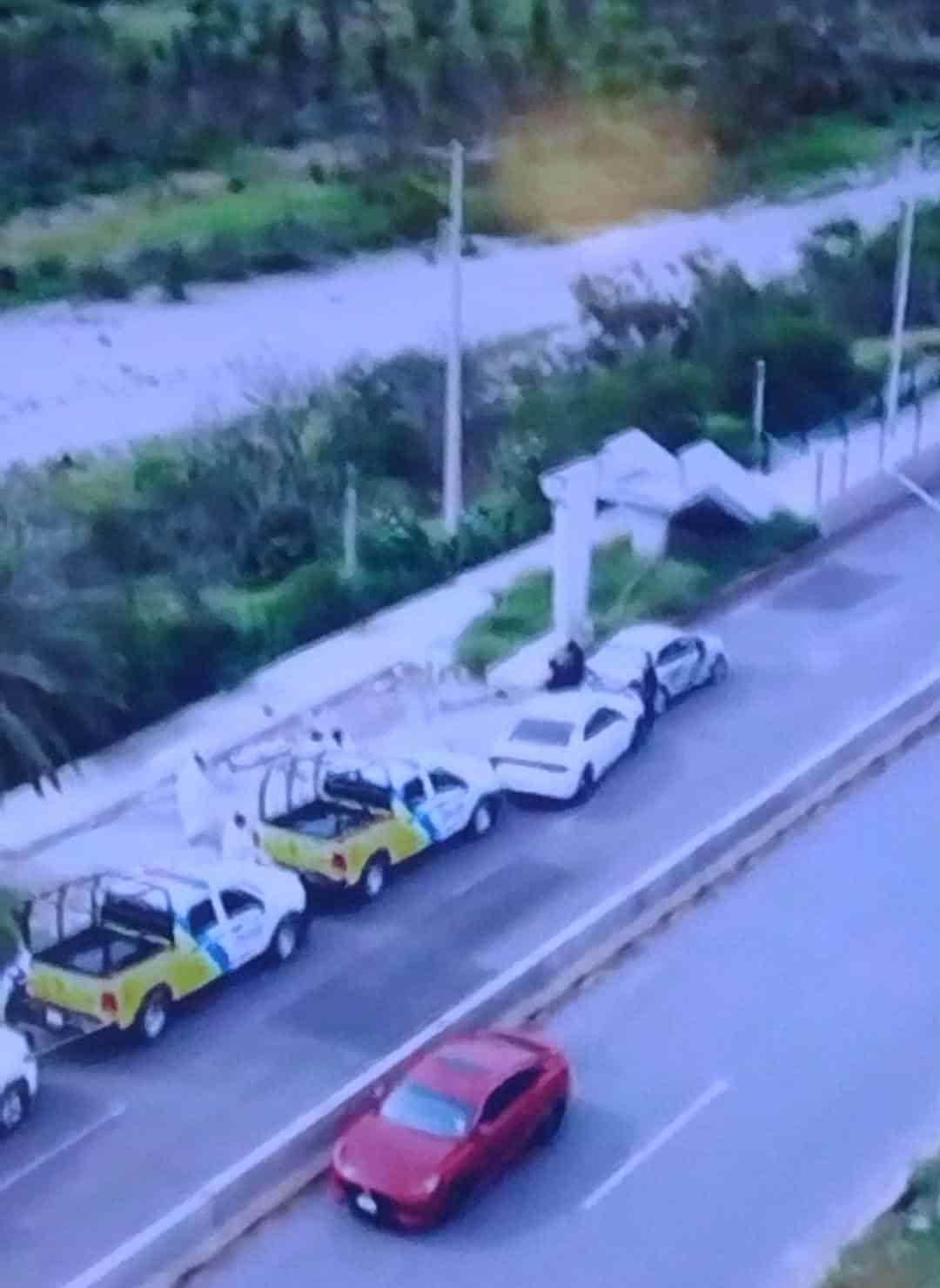 El cadáver de una persona envuelta en plástico, fue encontrado ayer en la Avenida Constitución a la altura del monumento a la Virgen, en Monterrey.