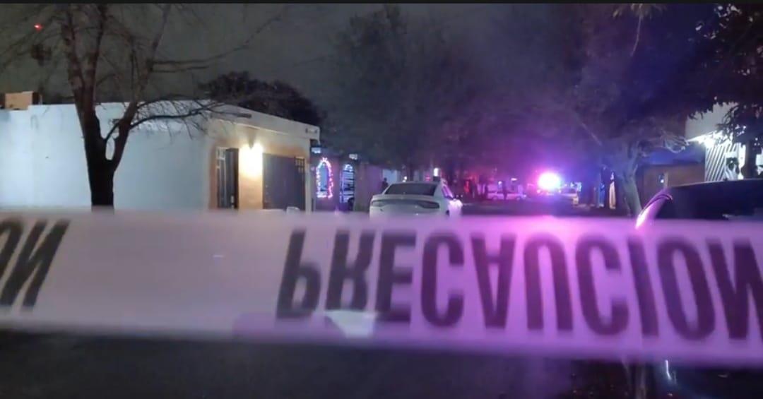 Atacan a balazos a dos hombres; muere uno