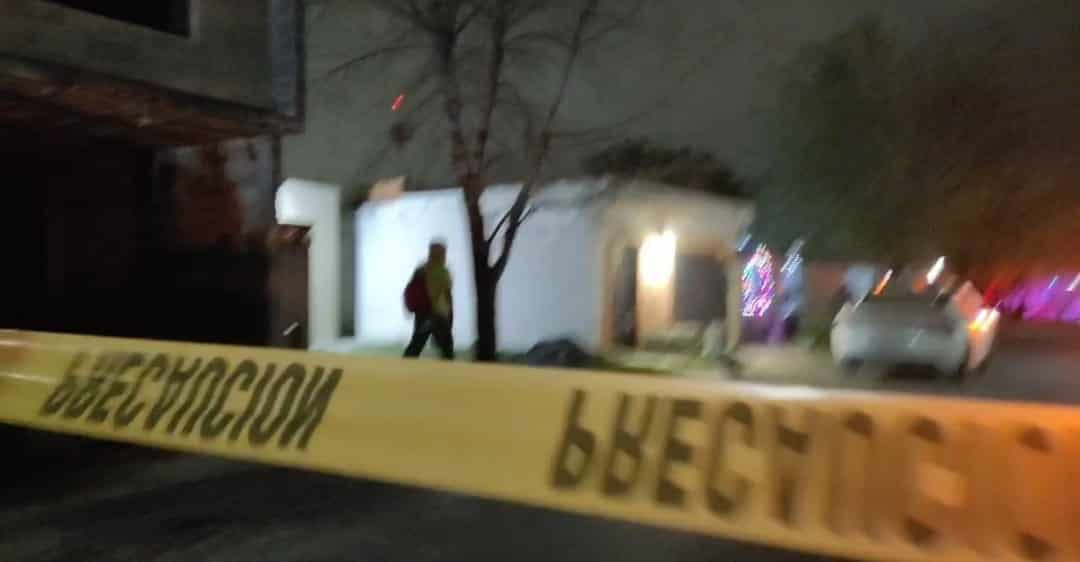 Un masculino murió y otro más resultó gravemente lesionado al ser atacados a balazos por delincuentes quienes escaparon, en Juárez.