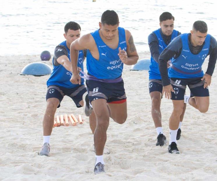 Entrenan Rayados en la playa