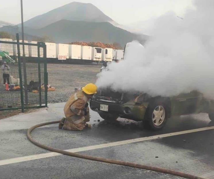Arde camioneta en la Nacional